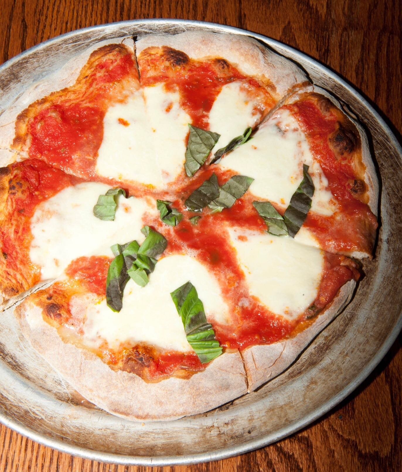 The timeless simplicity of cheese and tomato sauce...🍕😌
.
.
.
#margheritapizza #limitless #cheesepizza #bostonfoodies #bostoneater #bostoneats #northendpizza #northendboston #ducalipizza #bosfeed #newenglandwithlove