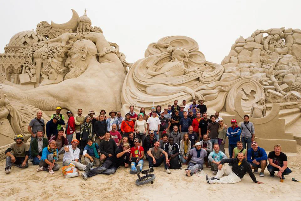 Sculpting Team. World's largest sand sculpture - 30,000 tons - Kuwait City