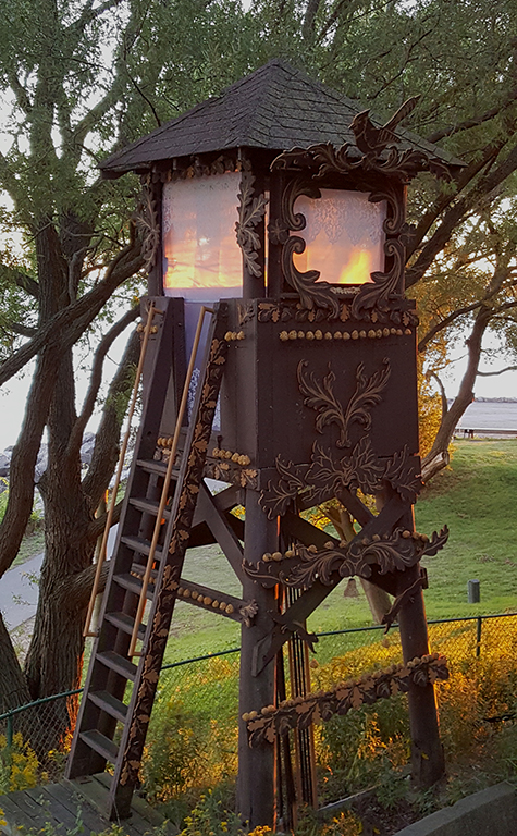 The daytime function of the piece attracts mammals and birds with edible pine cone ornaments. Squirrels, raccoons, skunks, jays, and woodpeckers were the primary daylight visitors.