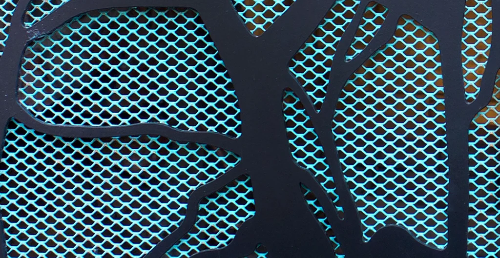 The steel frame has been reinforced by an oxidized copper mesh. The organic design of the expanded copper metal recalls the form of feathers and the blue-green colour is a reference to the striking hues of the cormorant's eyes and inner beak. 