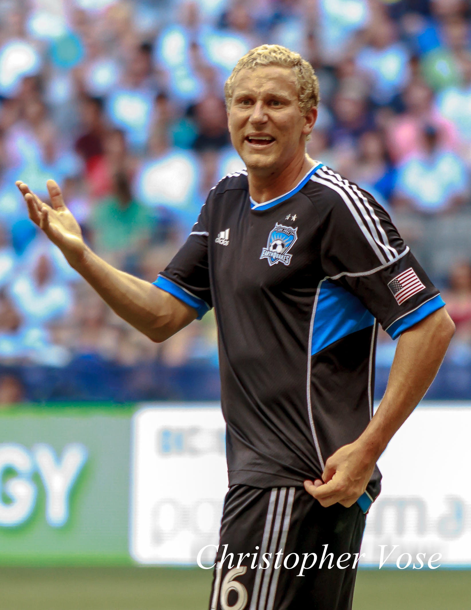 Steven Lenhart complains to the referee.