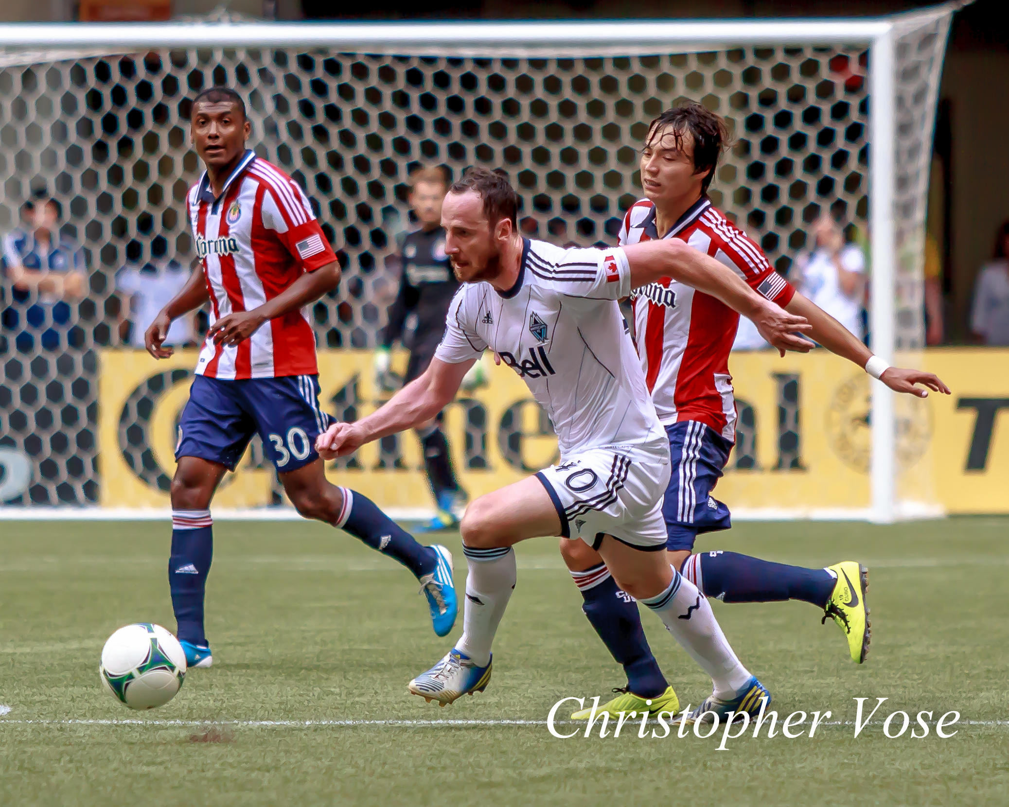 Andy O'Brien shepherds the ball away from the danger of Oswaldo Minda and Erick Torres.