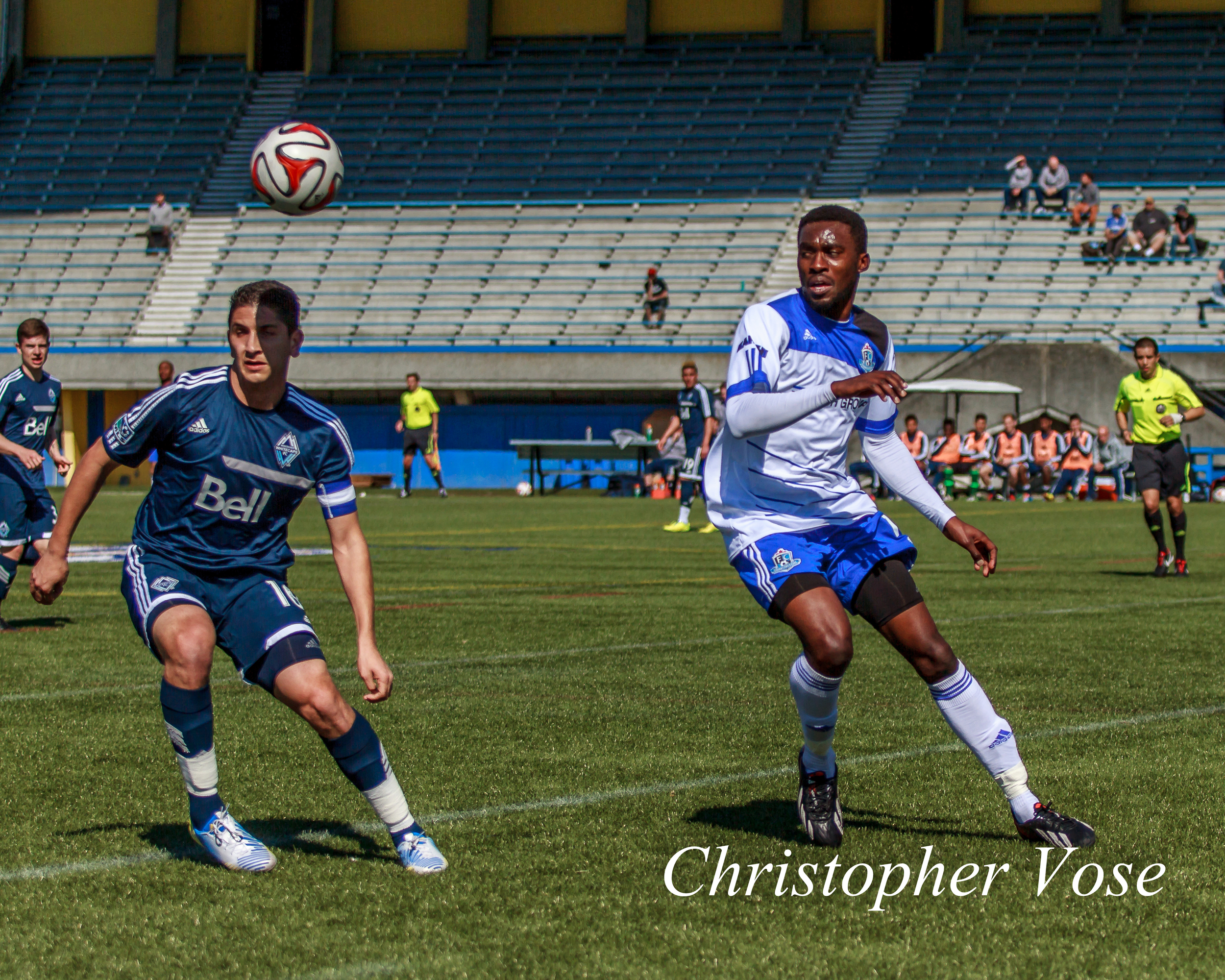 2014-04-01 Johnny Leverón and Tomi Ameobi.jpg