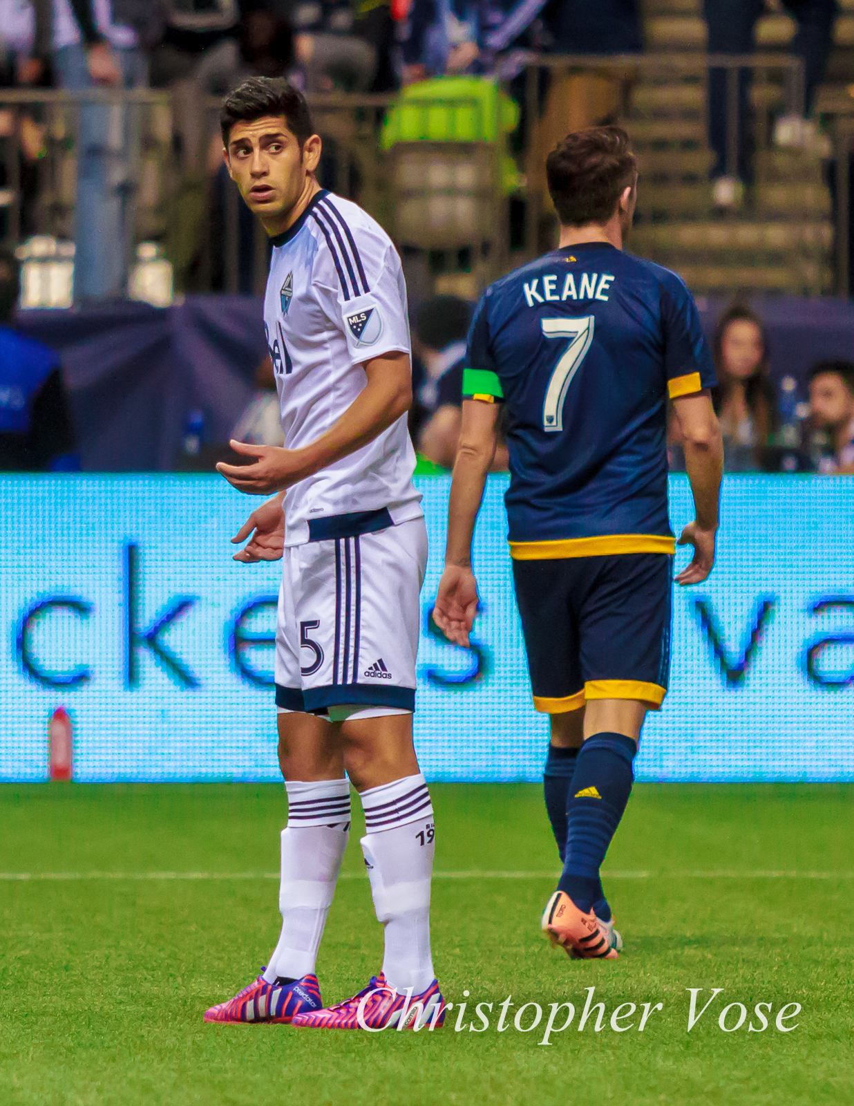 2015-04-04 Matías Laba and Robbie Keane.jpg