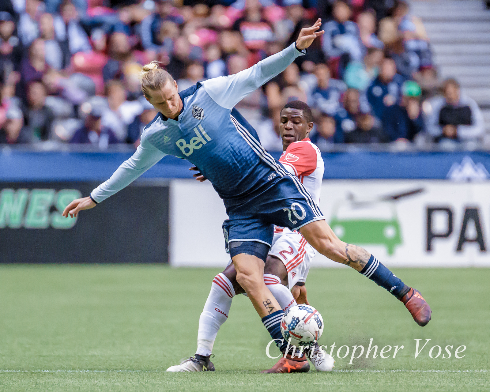 2017-10-15 Brek Shea and Kofi Sarkodie.jpg