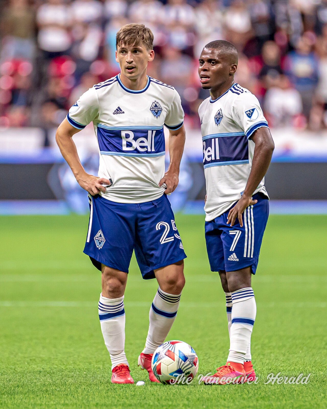 2021-08-21 Ryan Gauld and Déiber Caicedo.jpg