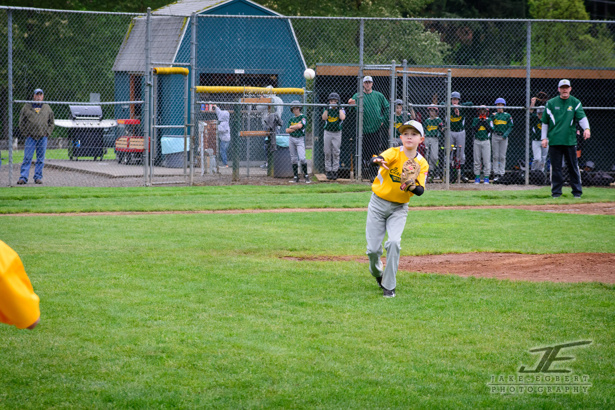 Pirates pitcher to 1st base for out number two of the 1st inning.