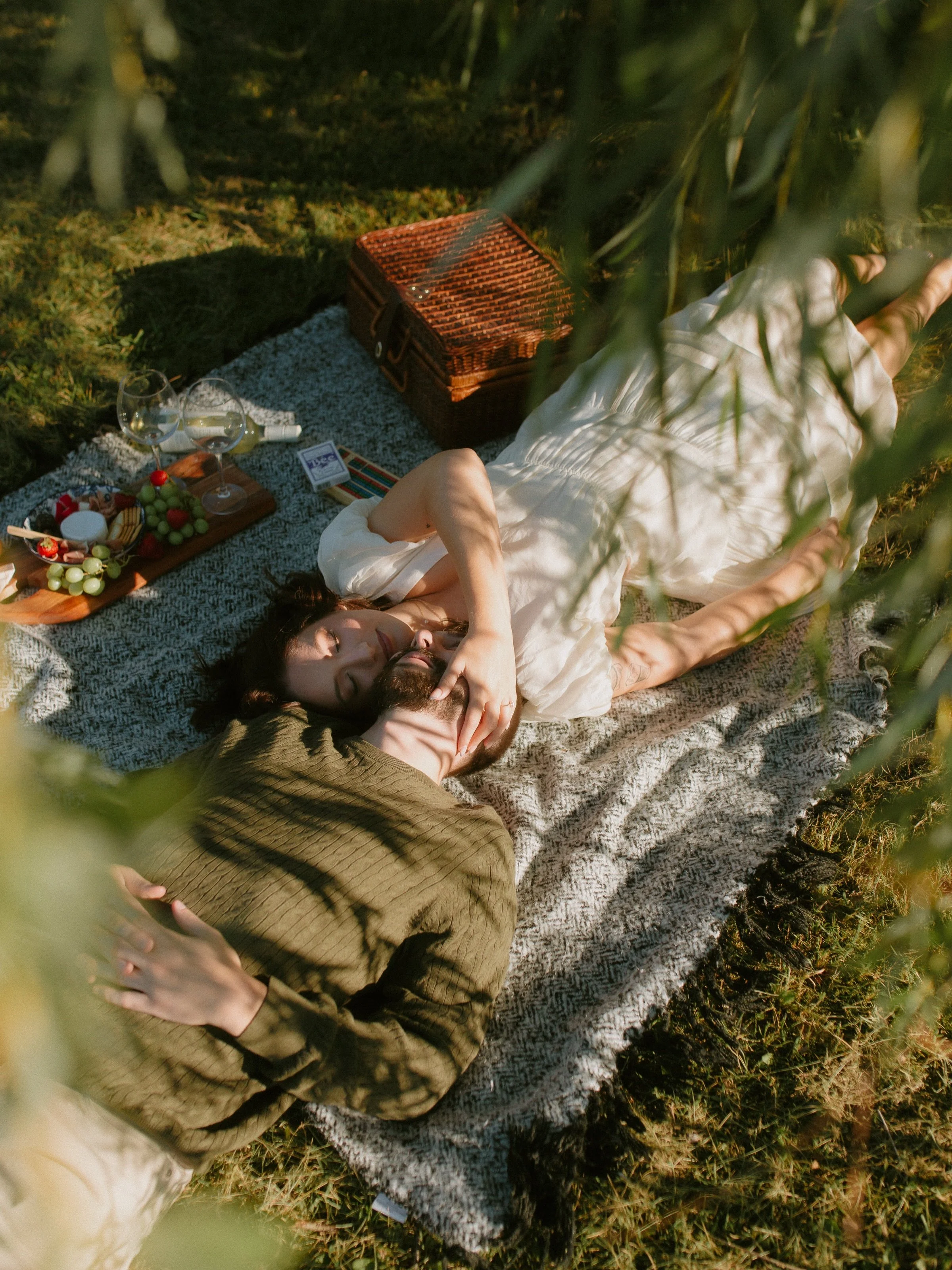 A sweet, sun-soaked picnic with Alex &amp; Nathan under the beautiful willow tree in their backyard to celebrate their engagement 🧺💍💖