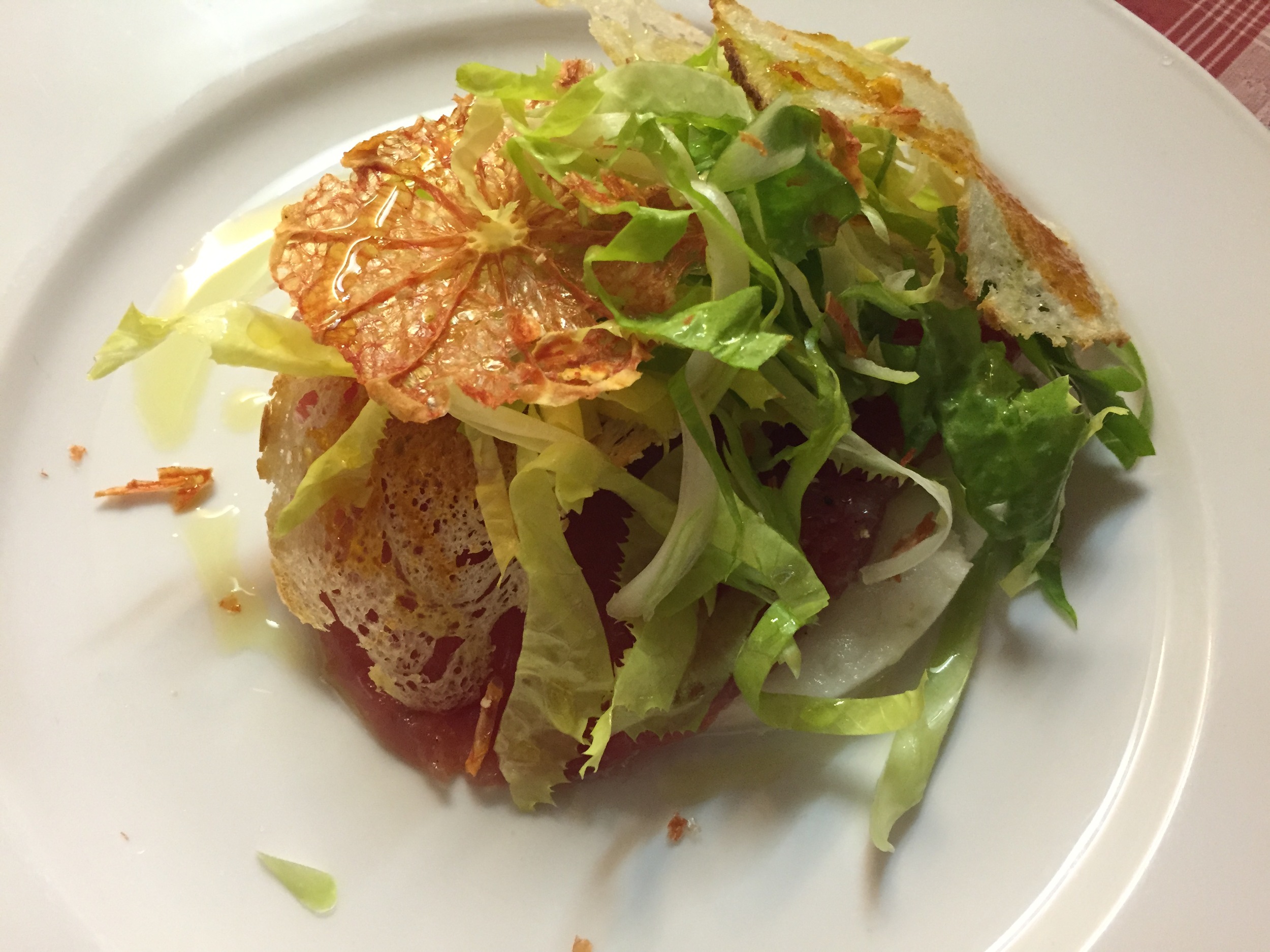 Carpaccio vom Thun mit Endivie & Grapefruit-Chips