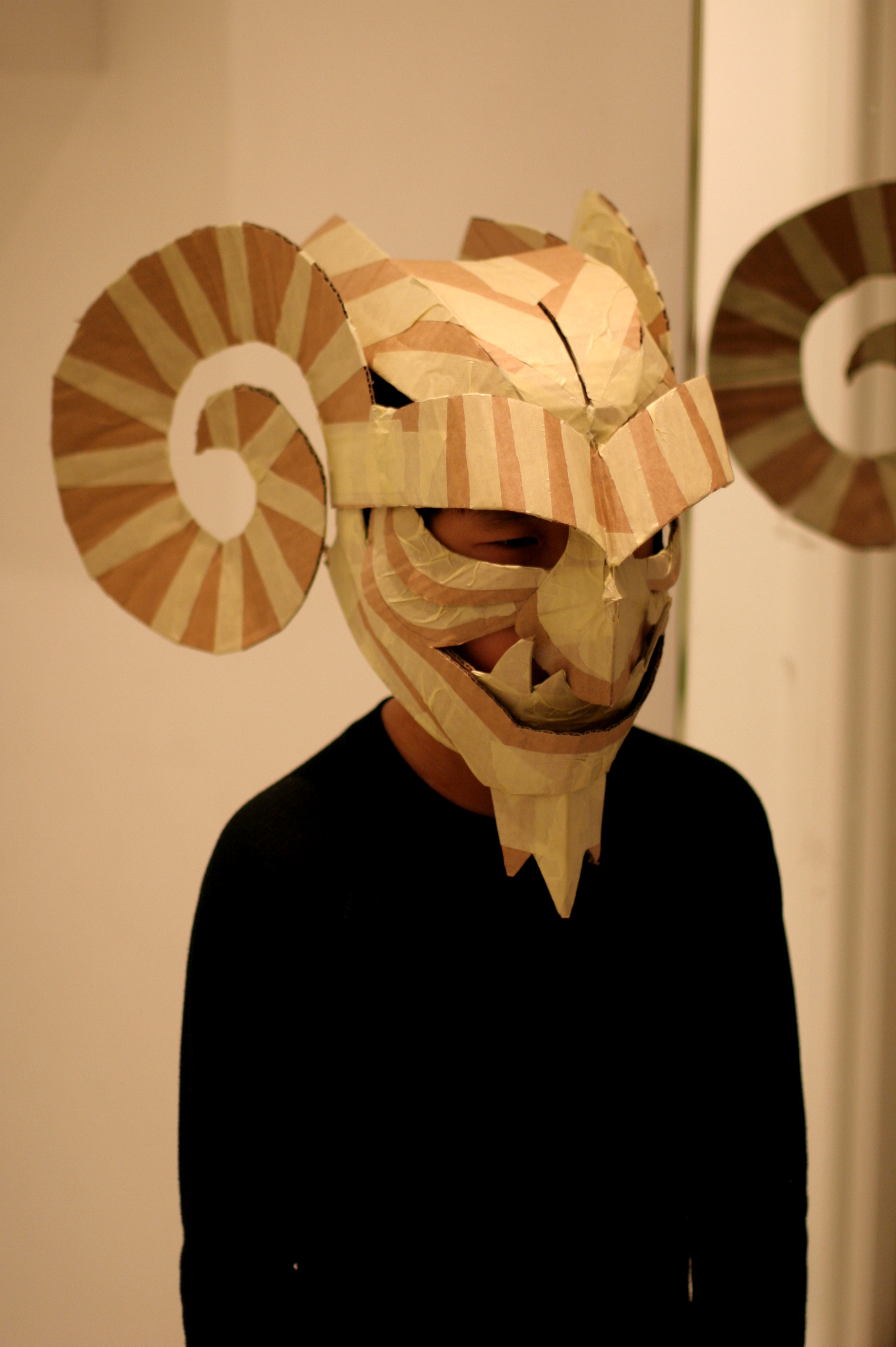 Видео маски бумаги. Маска из картона. Театральная маска из картона. Маски из гофрокартона. Маска из картона объемная.