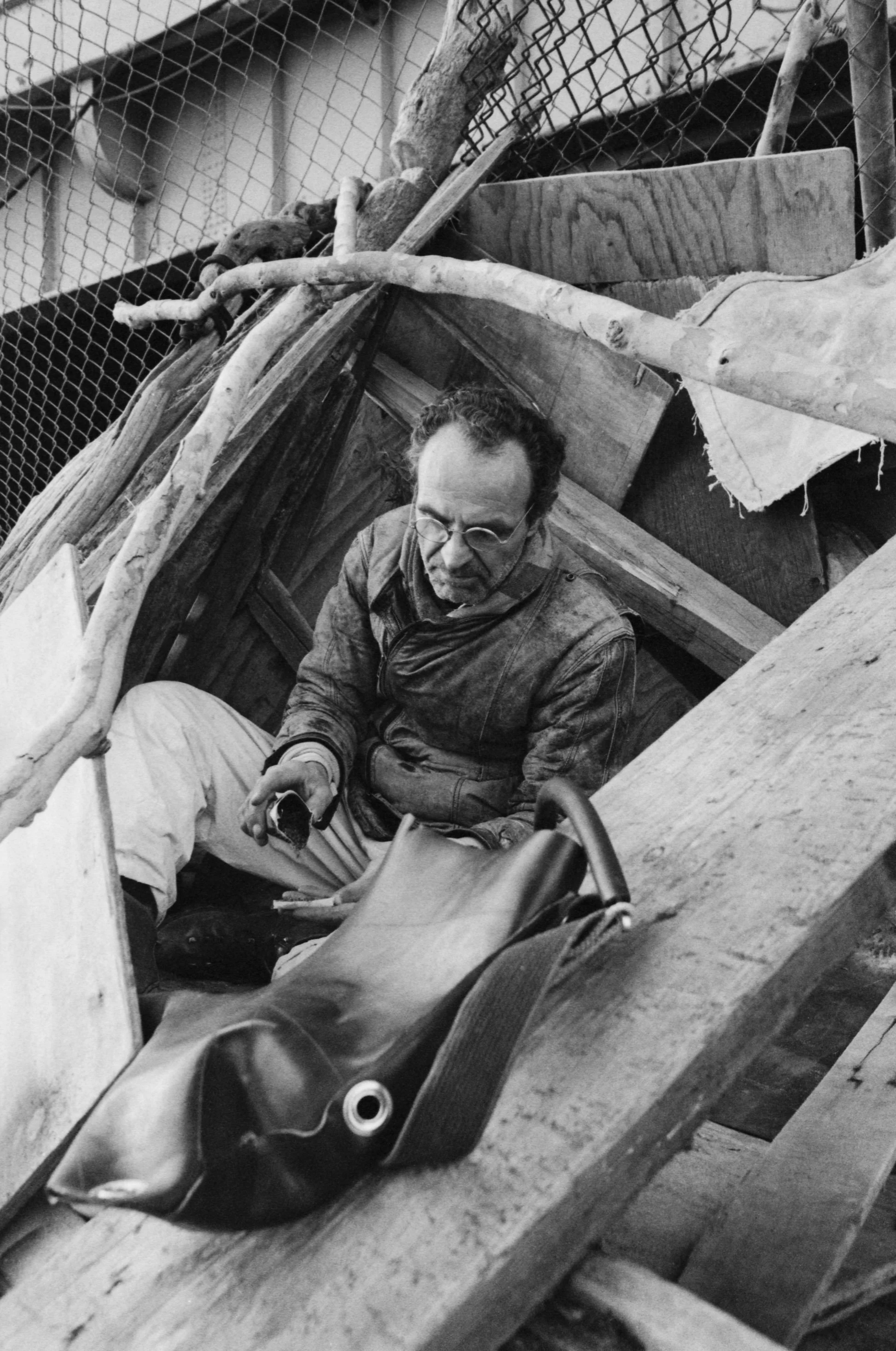  Chris Piper in his driftwood shelter/sculpture under the Brooklyn Bridge, 1995 