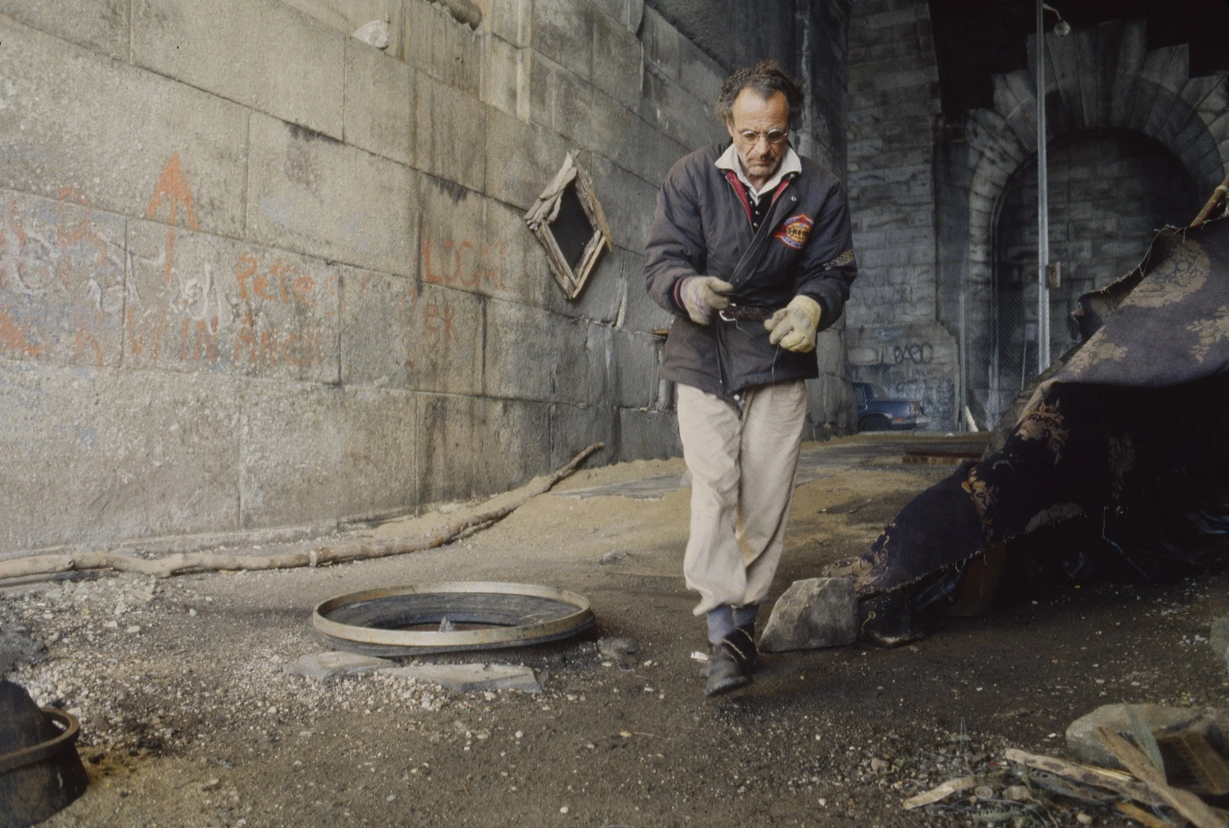  Chris Piper at work in his gallery under the Manhattan Bridge, 1996 