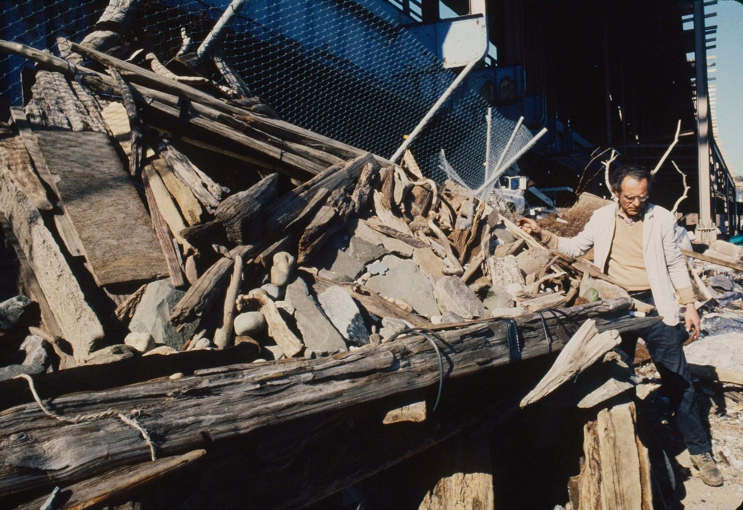  Chris Piper working on his driftwood shelter/sculpture under the Brooklyn Bridge, 1996 