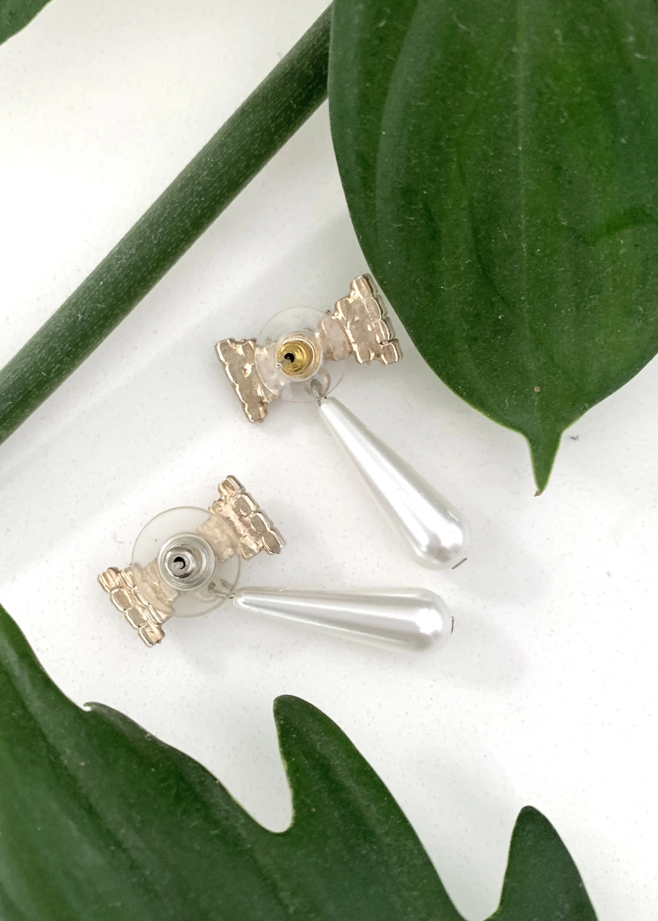 A_Part_of_the_Rest_Sustainable_Style_1970s_rhinestone_bow_earring_3.jpg