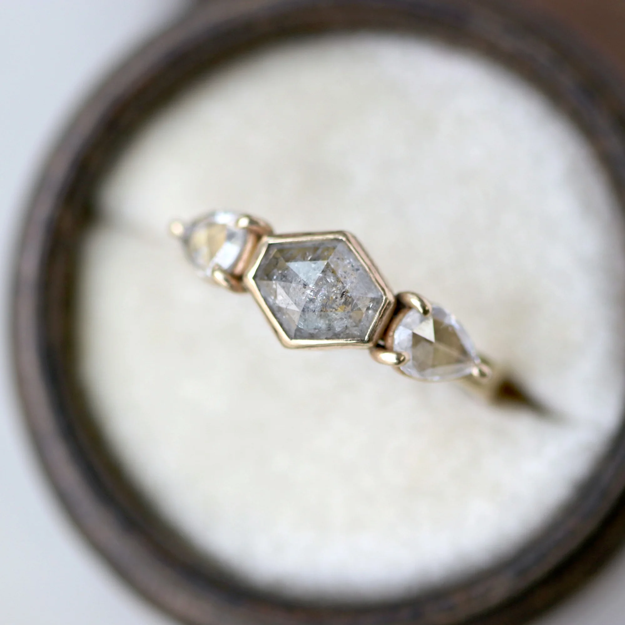 0.94ct_hex_triplediamond_box.jpg
