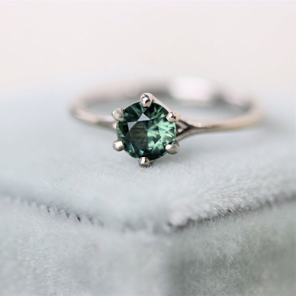 Beschrijvend dreigen Verslijten THE IRIS SOLITAIRE with a 1 carat dark green sapphire — Katie Carder