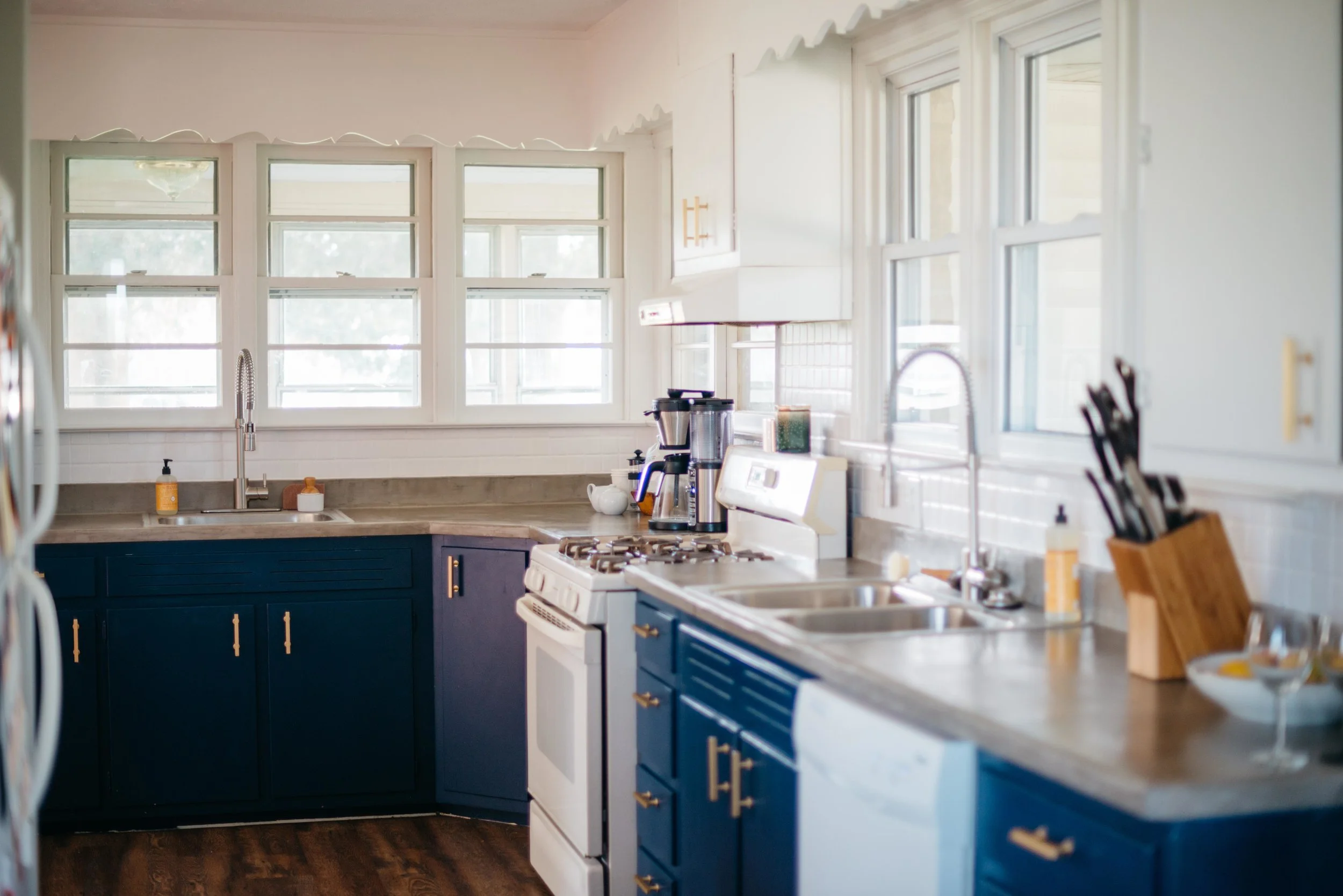 Blue and White Mid Century Modern Farmhouse Kitchen-4.jpg