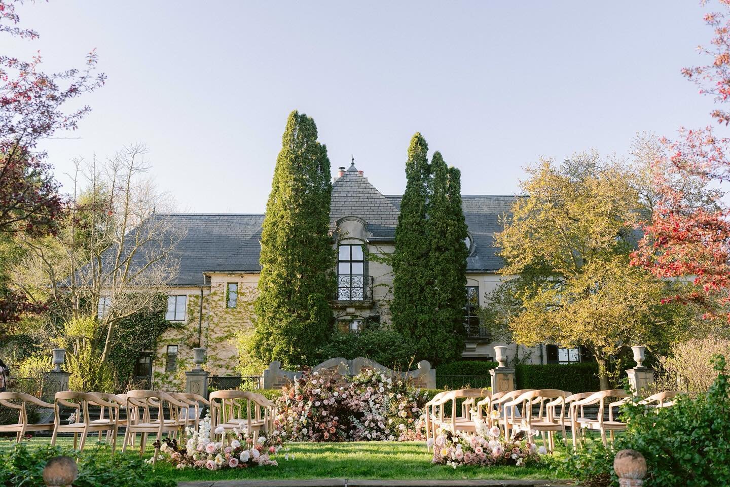 An evocative European manor nestled in the quiet countryside of southern Michigan.
⠀⠀⠀⠀⠀⠀⠀⠀⠀
It&rsquo;s impossible to be at @greencrest_manor and not feel the magic of the entire experience. From the tree-lined drive, lush gardens, and exceptional ho