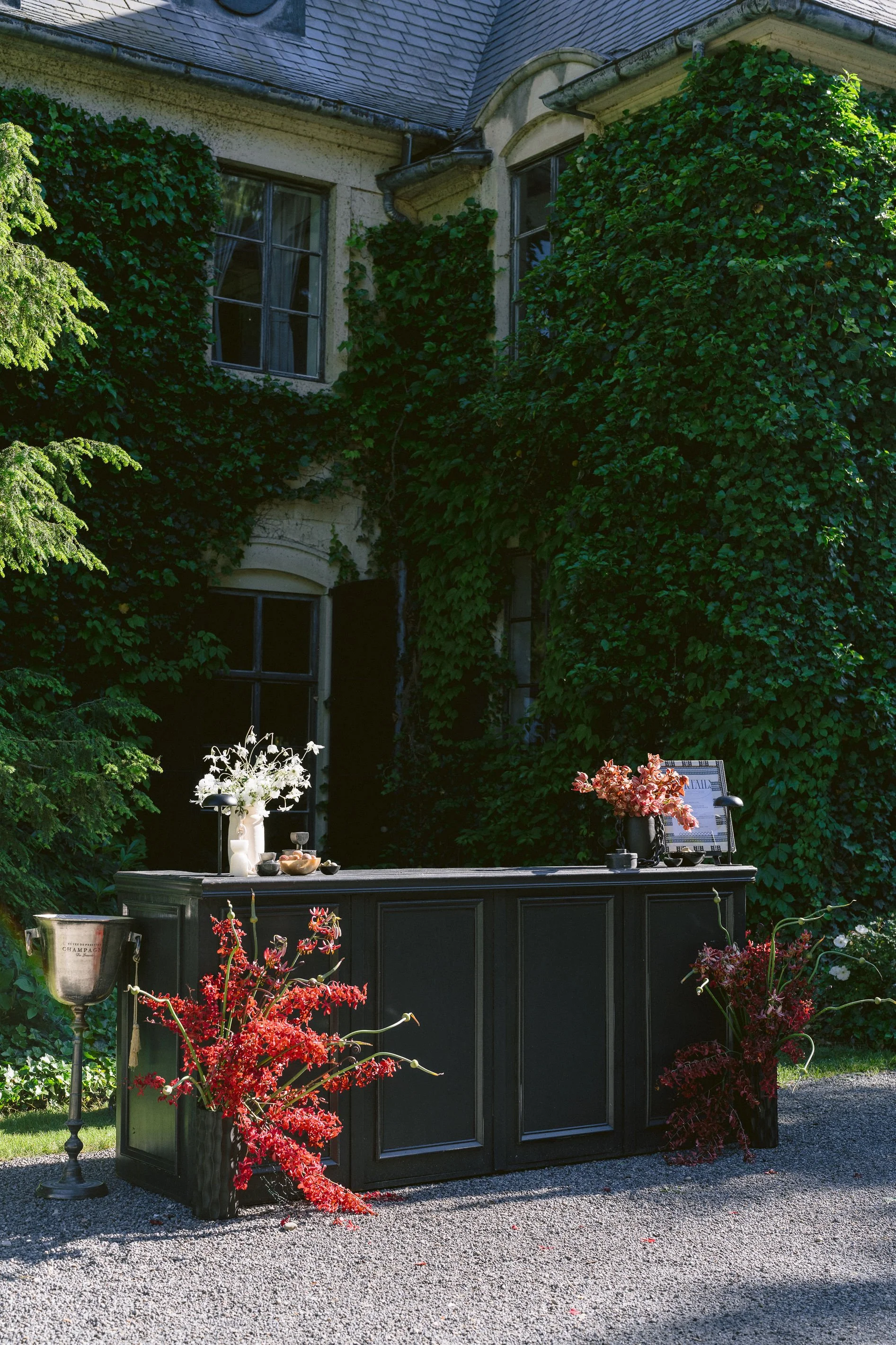 black bar accented with red and white florals at wedding reception at greencrest manor