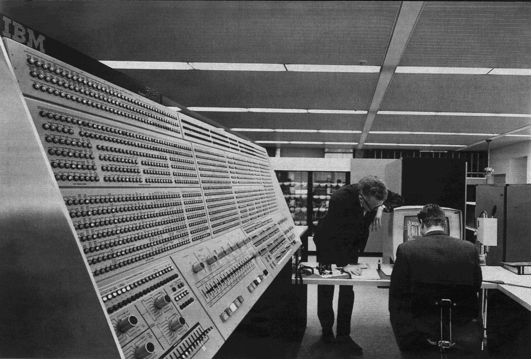 (fonte: Wikipedia, https://en.wikipedia.org/wiki/IBM_System/360#/media/File:360-91-panel.jpg )