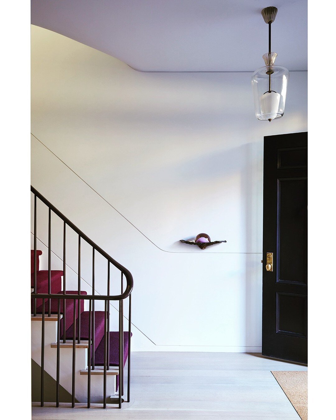 The Entry. Architecture by @amiesachsarchitects who detailed a beautiful and practical Corian wainscoting. Construction by Momentas.
Gorgeous &quot;Clam I Am&quot; sculpture by @thehaasbrothers from @randcompanynyc, stair runner from @kasthall, vinta