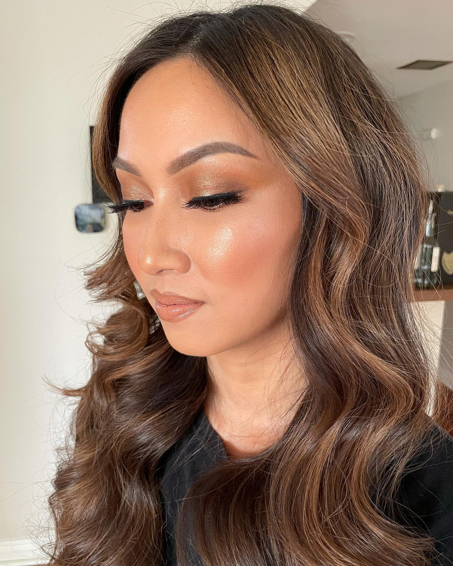 Behind on posting but obsessed w/ you @julieenguyen. Love it when my clients tell me &ldquo;just do that thing you do&rdquo; 😍 #nofilter as always bc #nofilterneeded and she ain&rsquo;t even airbrushed 🔥

 Key products:
@hourglasscosmetics ambient 