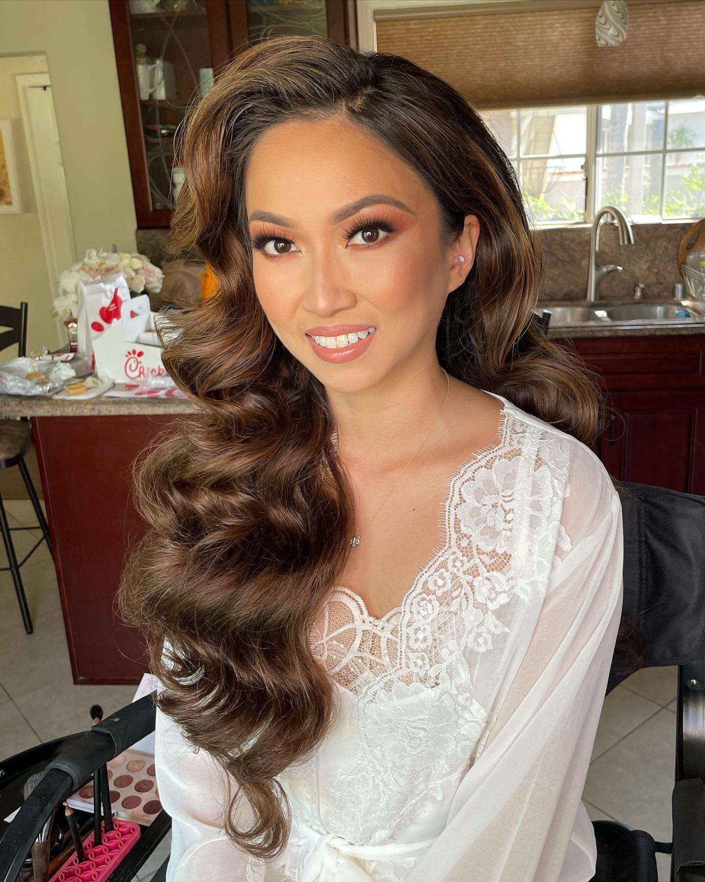 The best kind of contour is the kind you don&rsquo;t notice at first glance ;) Obsessed with this warm Rosey-brownie-peachy look &amp; will post a closer pic next but had to show y&rsquo;all the full look with our big ol&rsquo; pack of extensions to 