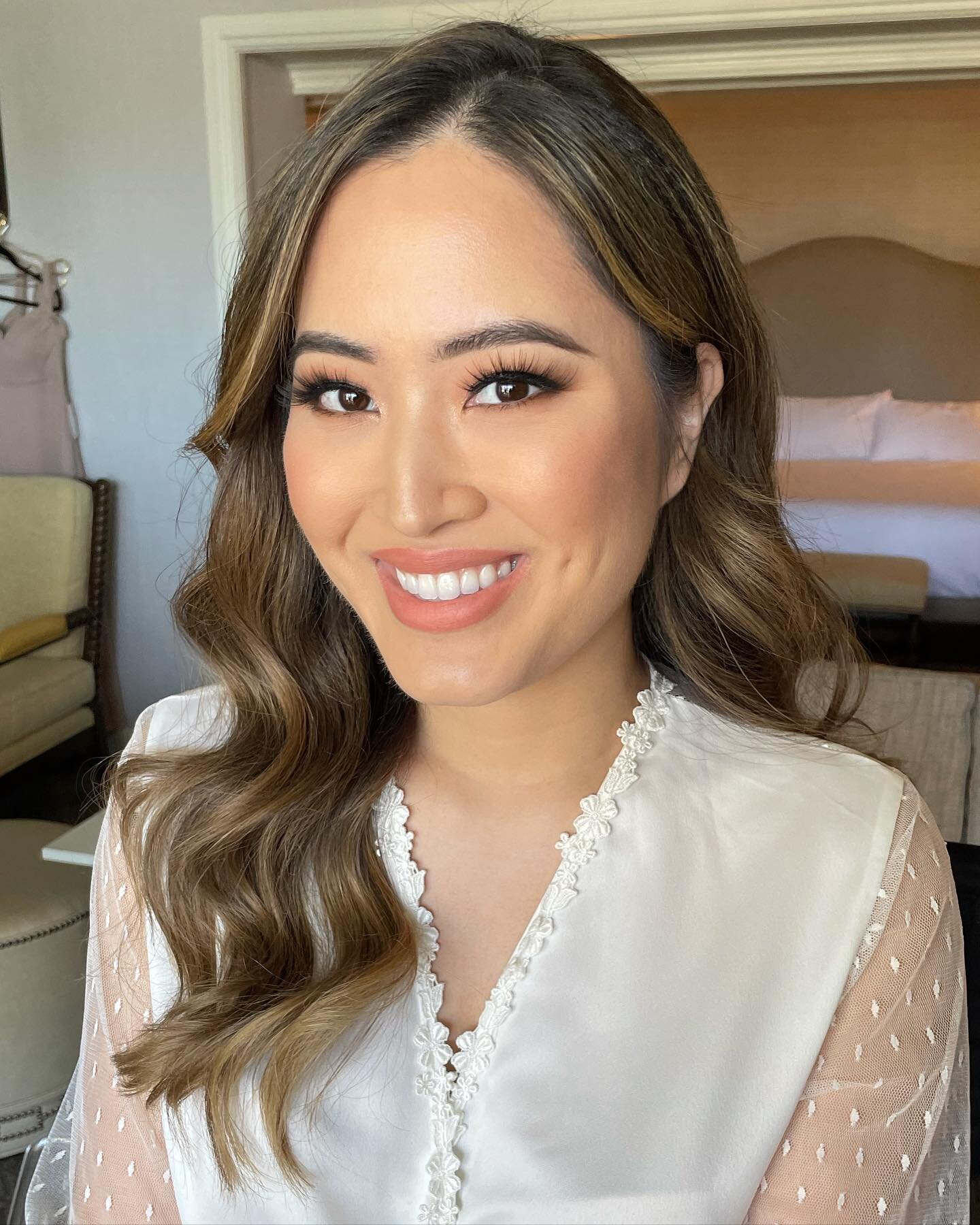 That moment when 3 of the girls in the room are/were your brides 🥲 xoxo @oliviadiep @nadiann @karenfeng_ can I get an amen for this beautiful peachy monochromatic look!!!?

.
.
.
.
.
.
.
.

#ocmakeupartist #orangecountymakeupartist #lamakeupartist#l