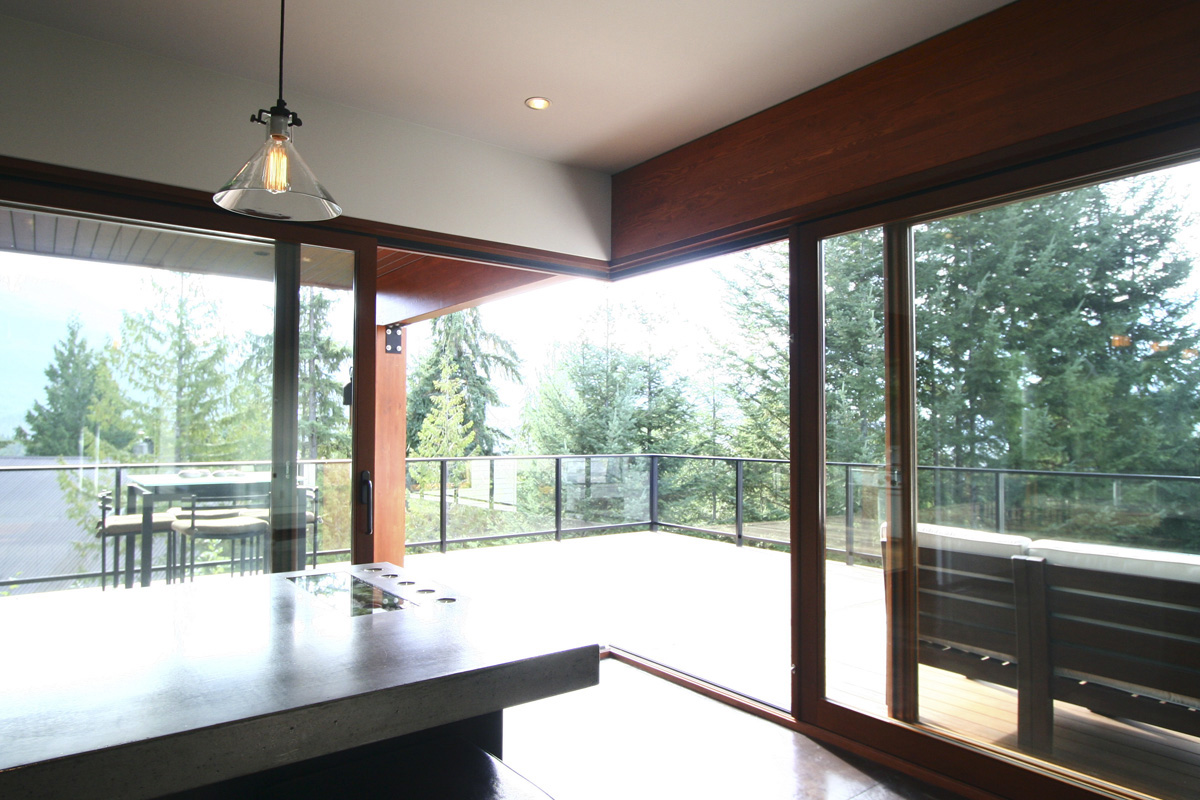 shelter_architecture_squamish_honey_modern_patio.jpg