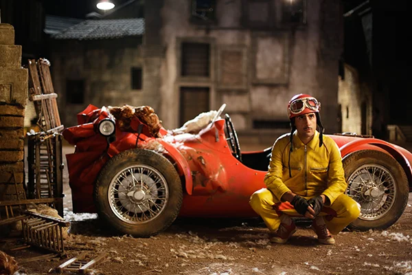 Jason Schwartzman, a los pies del cavallino.
