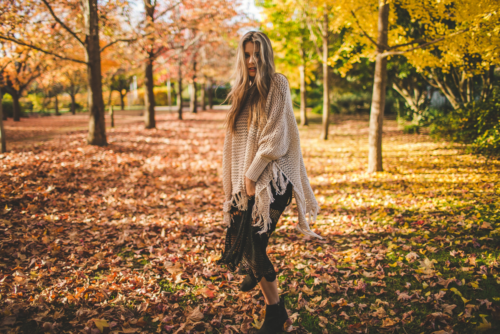   all the autumn photos in this blog post were part of a big collaboration we did towards the end of the season with golden leaves. megan had scouted this amazing location and we all got together and photographed until the night. all the photos + pol