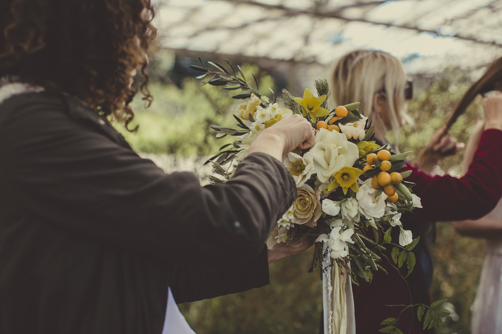  Jardin arranging bouquets. 