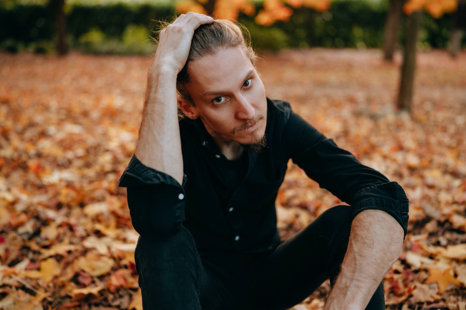 Handsome Young Man Over Grey Grunge Wall Looking To Side Relax Profile Pose  With Natural Face With Confident Smile Stock Photo - Download Image Now -  iStock