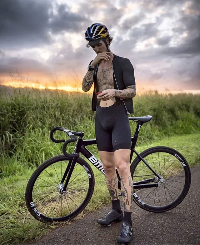 Been working intesively on increasing my power for an upcoming project. Needless to say that it's taking it's toll. Well, nothing comes from nothing.
.
.
.
.
📸 @1_in_the_gutter .
.
#destroytocreate #neverstopexploring #trackbike #fixedgear #cycling 