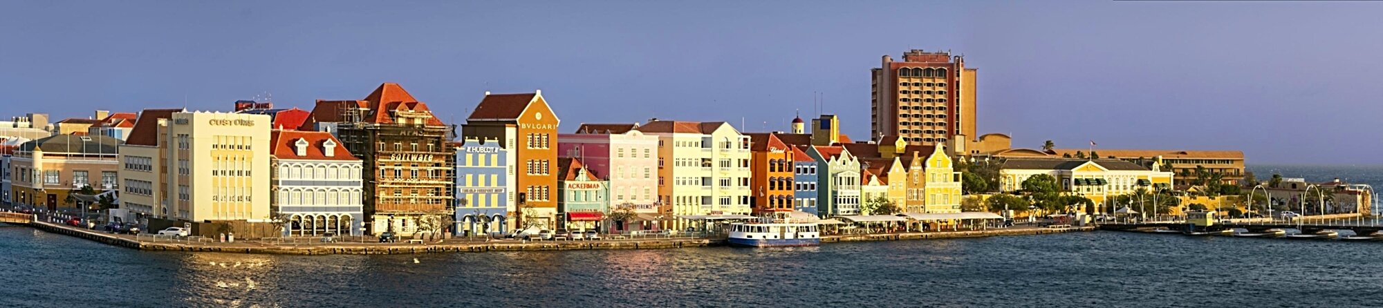 Coulored houses Handelskade Curaçao by Henk Stoel.jpg