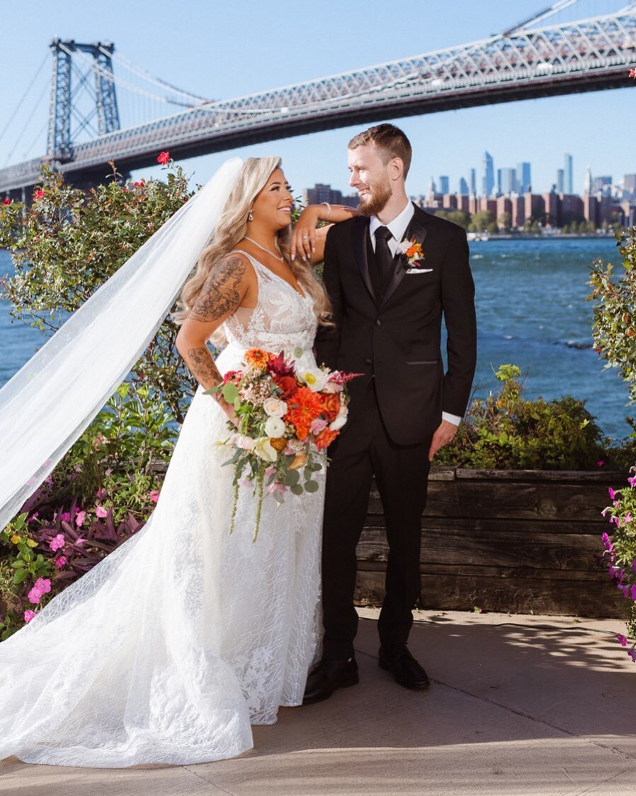 🤩 Picture Perfect 🤩 

📸: @suessmomentsweddings 
Venue: @giandoonthewater400 
🎤: @mcphilnoble 
#nobleproductionsweddings #mcphilnoble #suessmomentsphotography #suessmoments #giandoonthewater #nycwedding #wedding #bride #groom