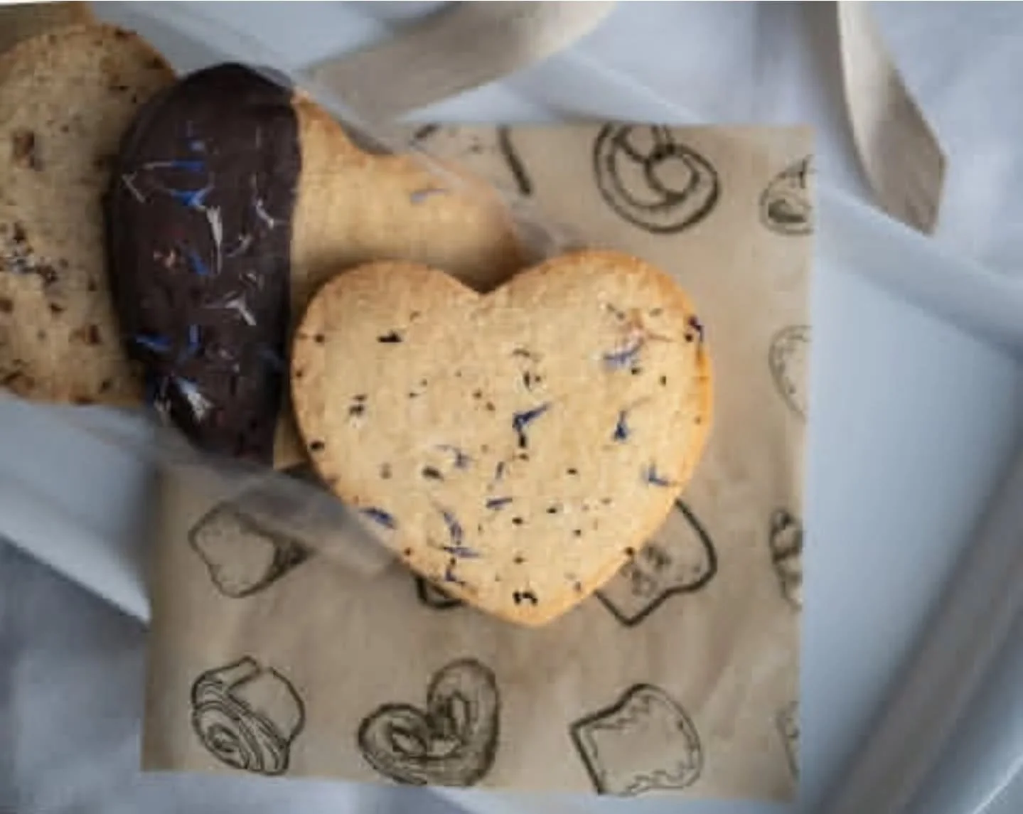 Valentine&rsquo;s Day, River Rock style = local love. 💗

Thurday &amp; Friday we&rsquo;re stocking heart shortbread + sourdough from @launebread , alongside chocolate, wine recs (St. Peter), and gift cards for the easiest, sweetest little gifts.

Ce