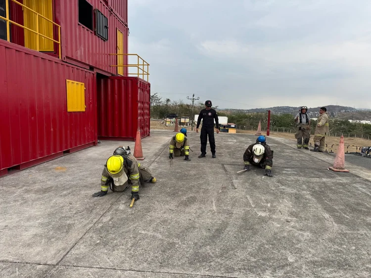 Bomberos training