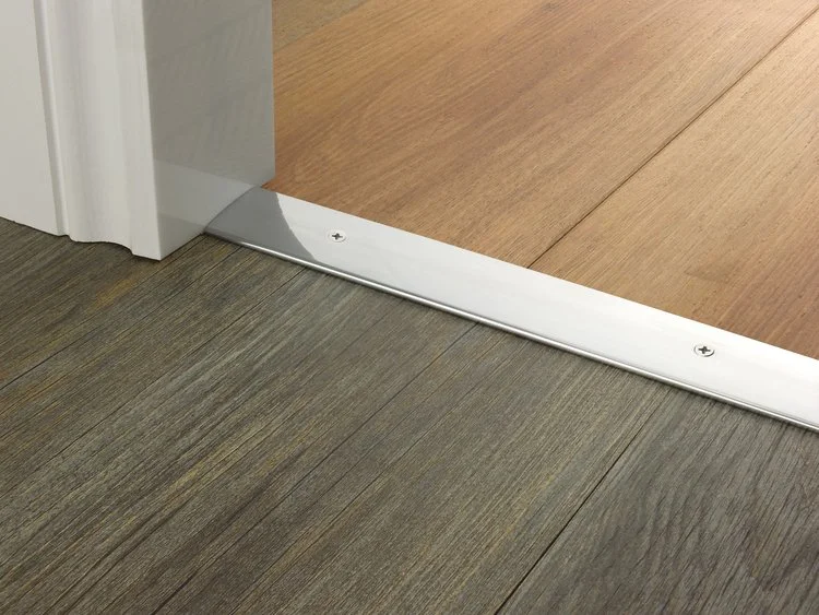 door_bar_brushed_chrome_cover_hardfloor.jpg