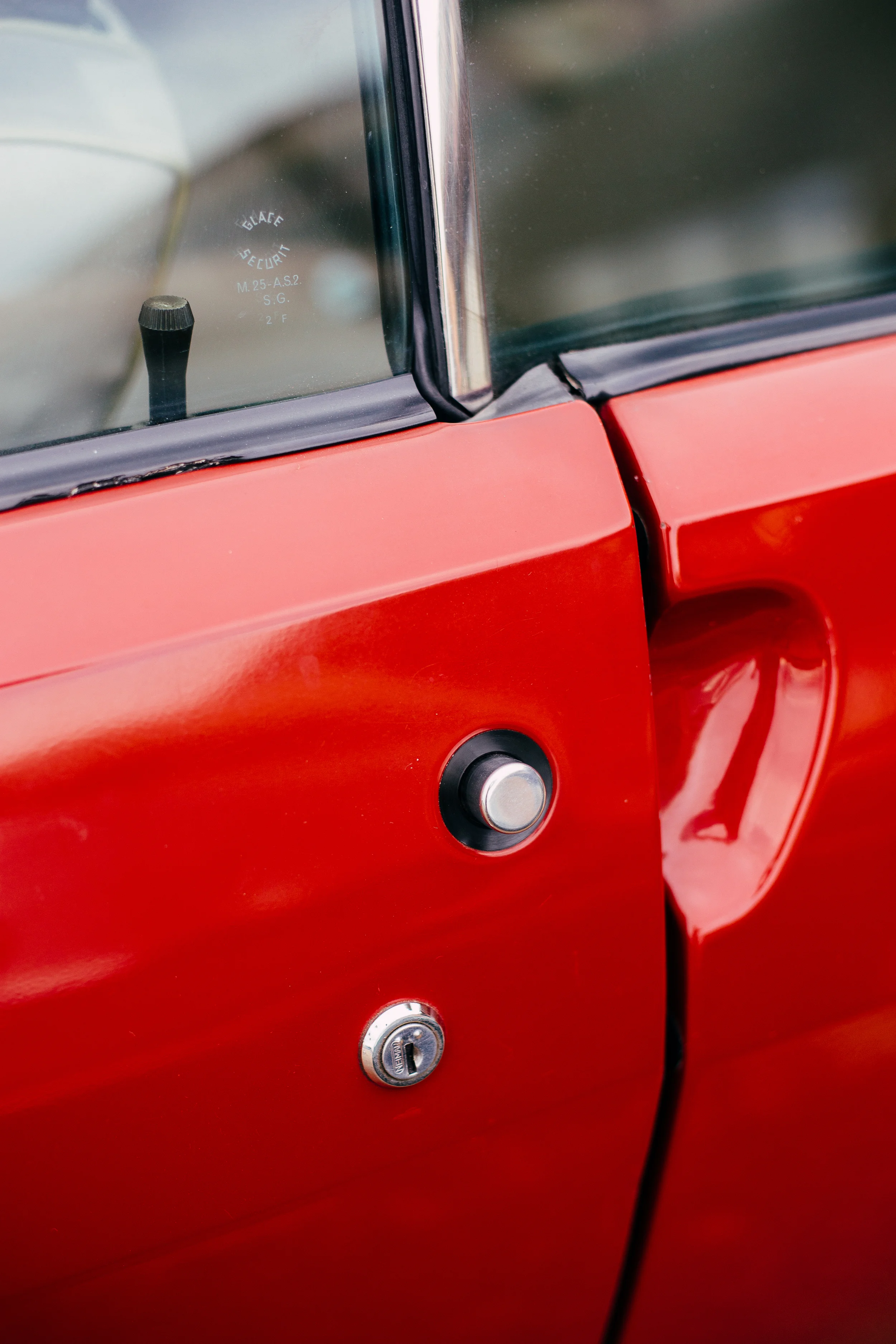 Renault 17 Door Button.jpg