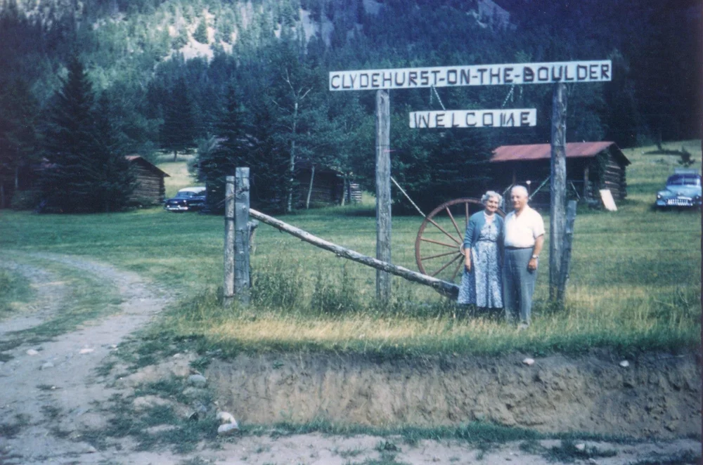 A couple under the Clydehurst-on-the-Boulder welcome sign