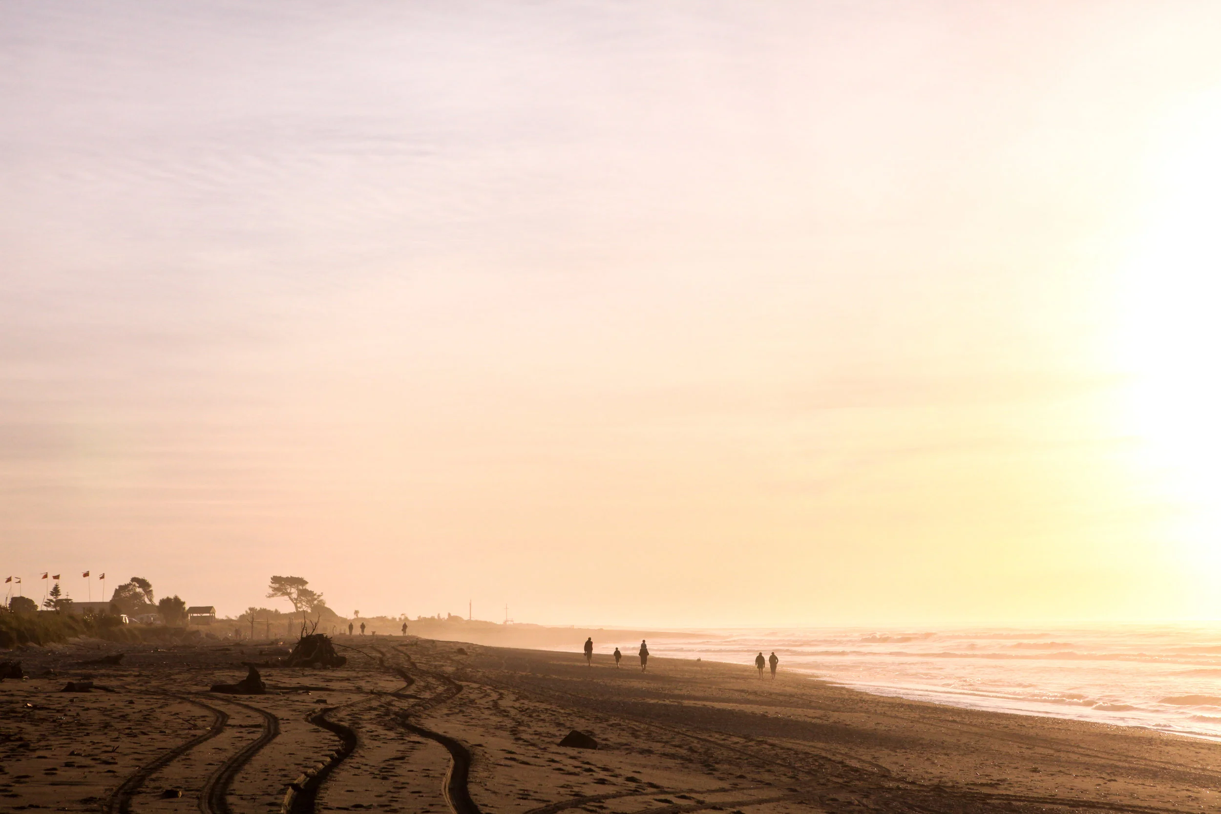 wandering_study_adventure_video_new_zealand_hokitika_beach_sunset
