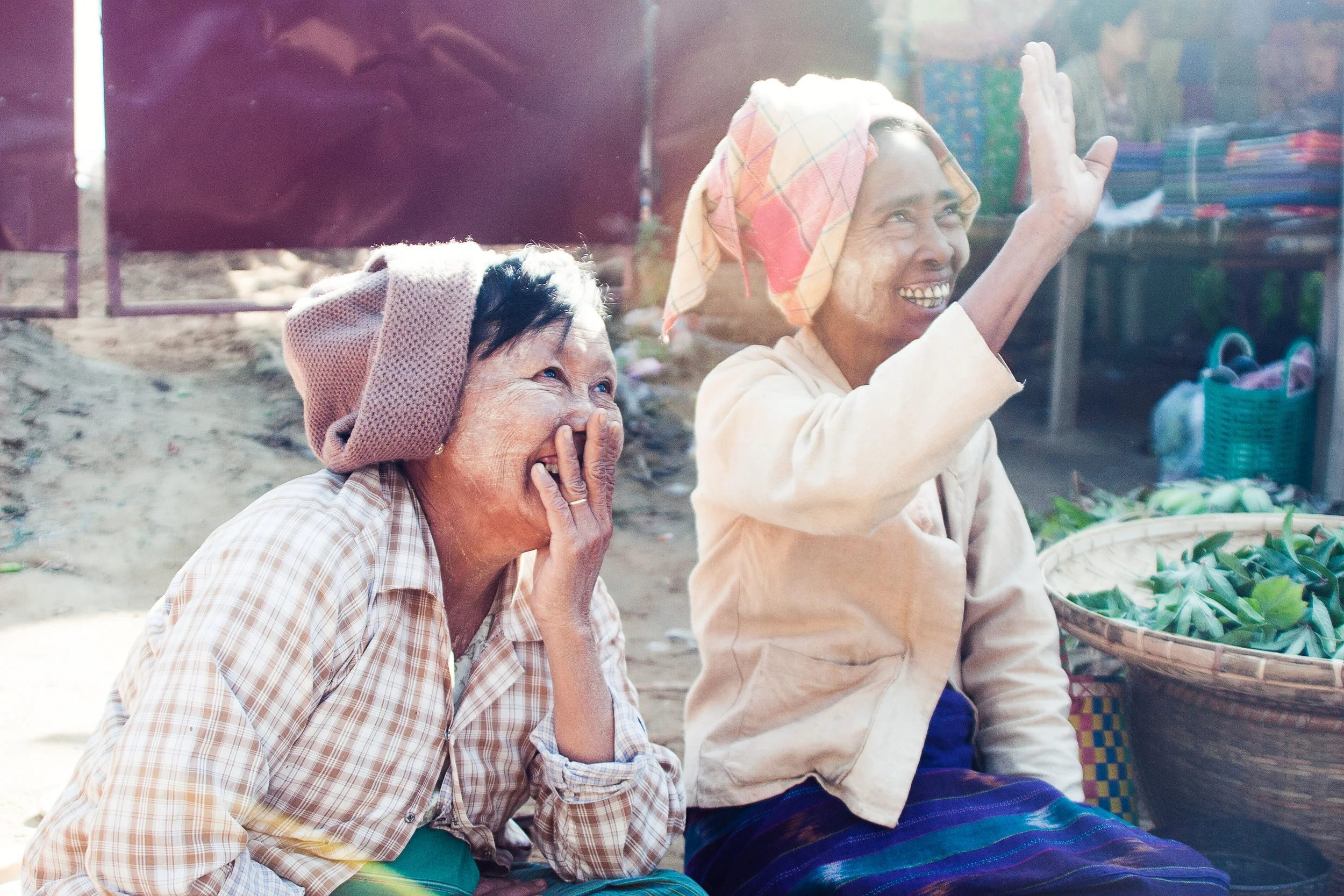 wandering_study_adventure_video_burma_myanmar_market_ladies