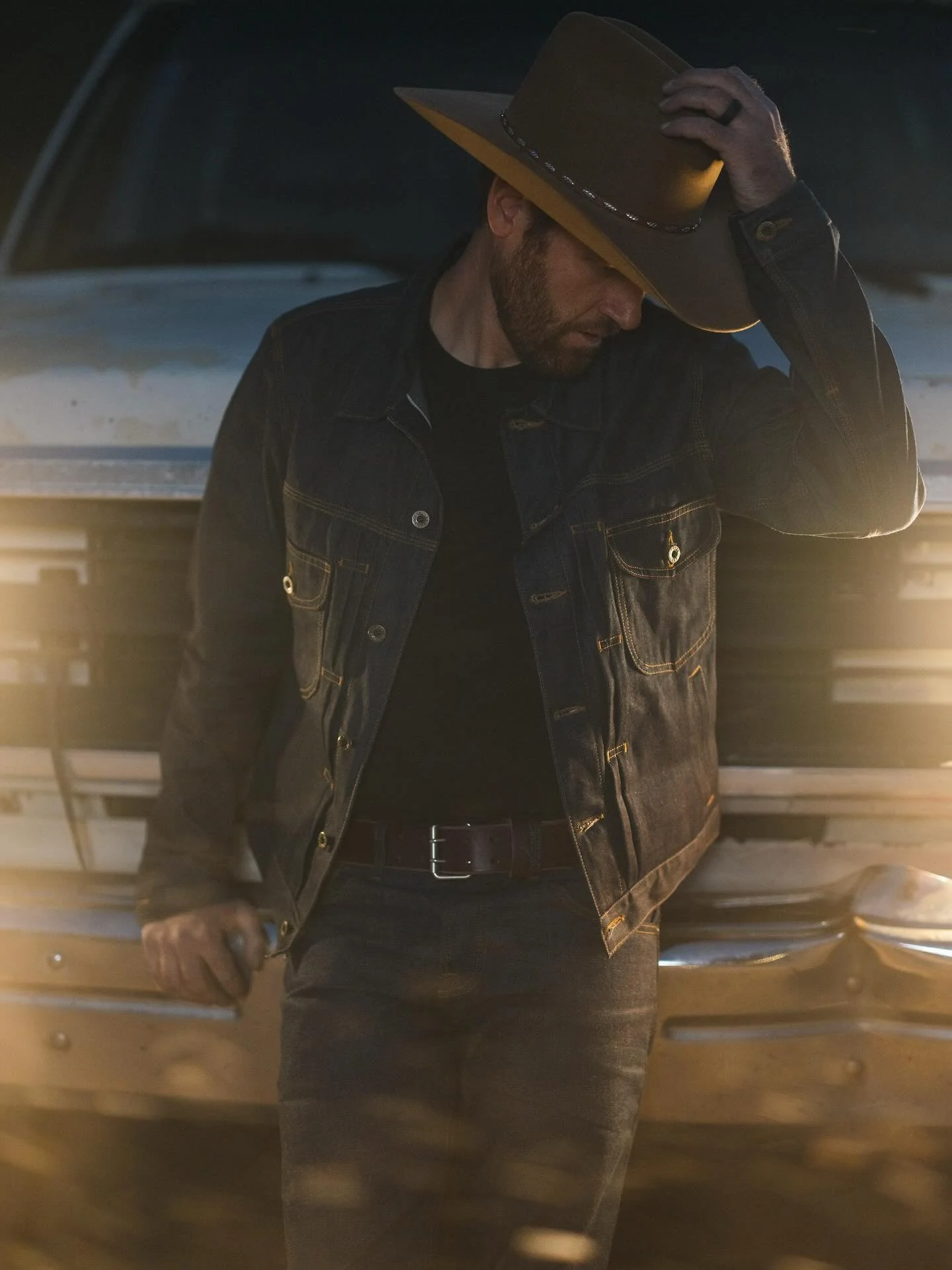 Y&rsquo;all need something new for your Monday with @bravestarselvage! #

It&rsquo;s amazing what you can do with an old truck and a bunch of people throwing dirt around&hellip;and some @profoto lights 😉

Enjoy the holidays ahead and I&rsquo;ll keep