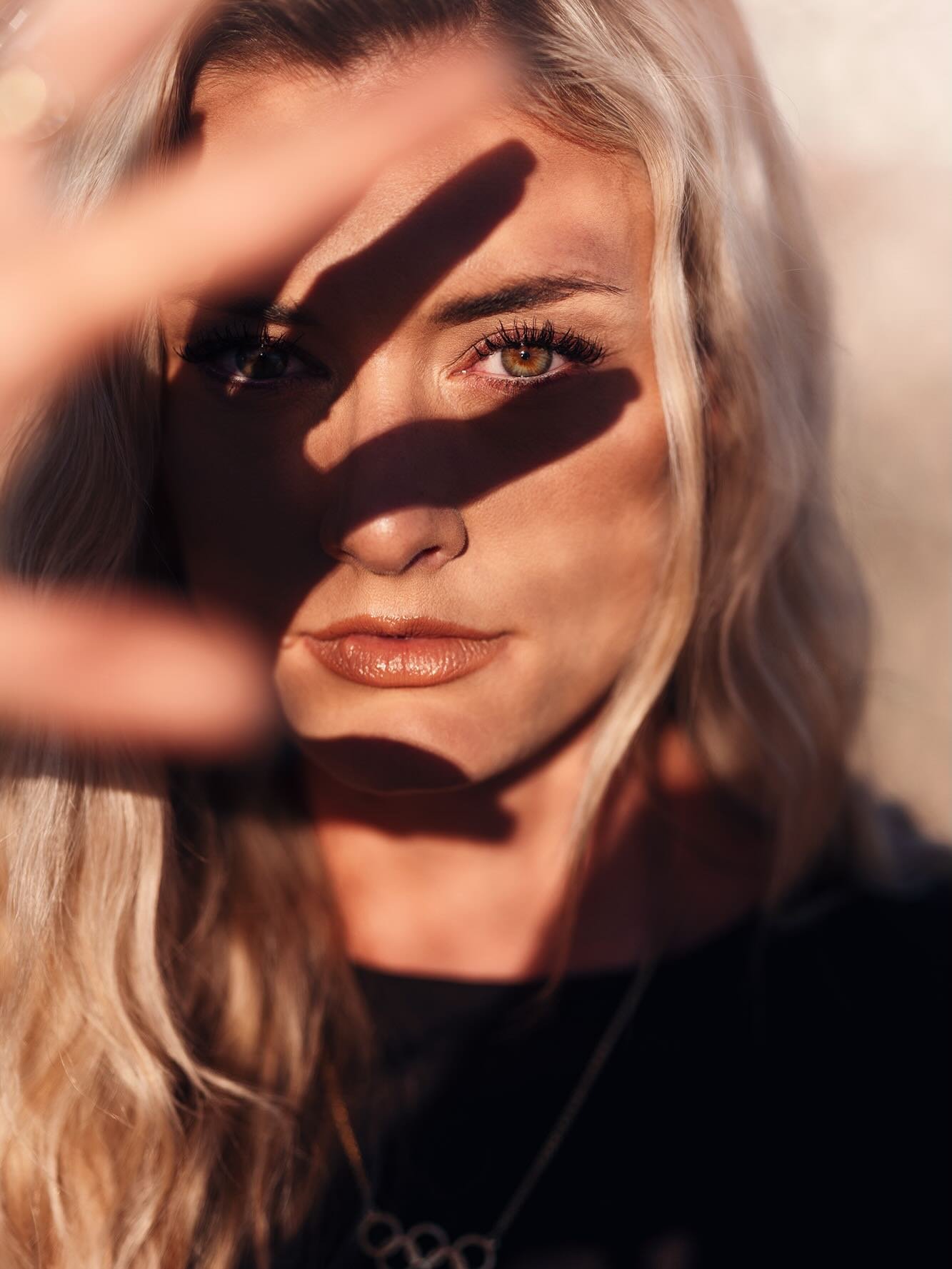 Throwing it back to one of my favorites&hellip; @annie_kunz7!

Such a radical day rolling around in the sand while @aliciaberardelli laughed at me from behind the reflector 😂

Stoked to start putting some new sports work in the world soon!
.
.
.
@fu