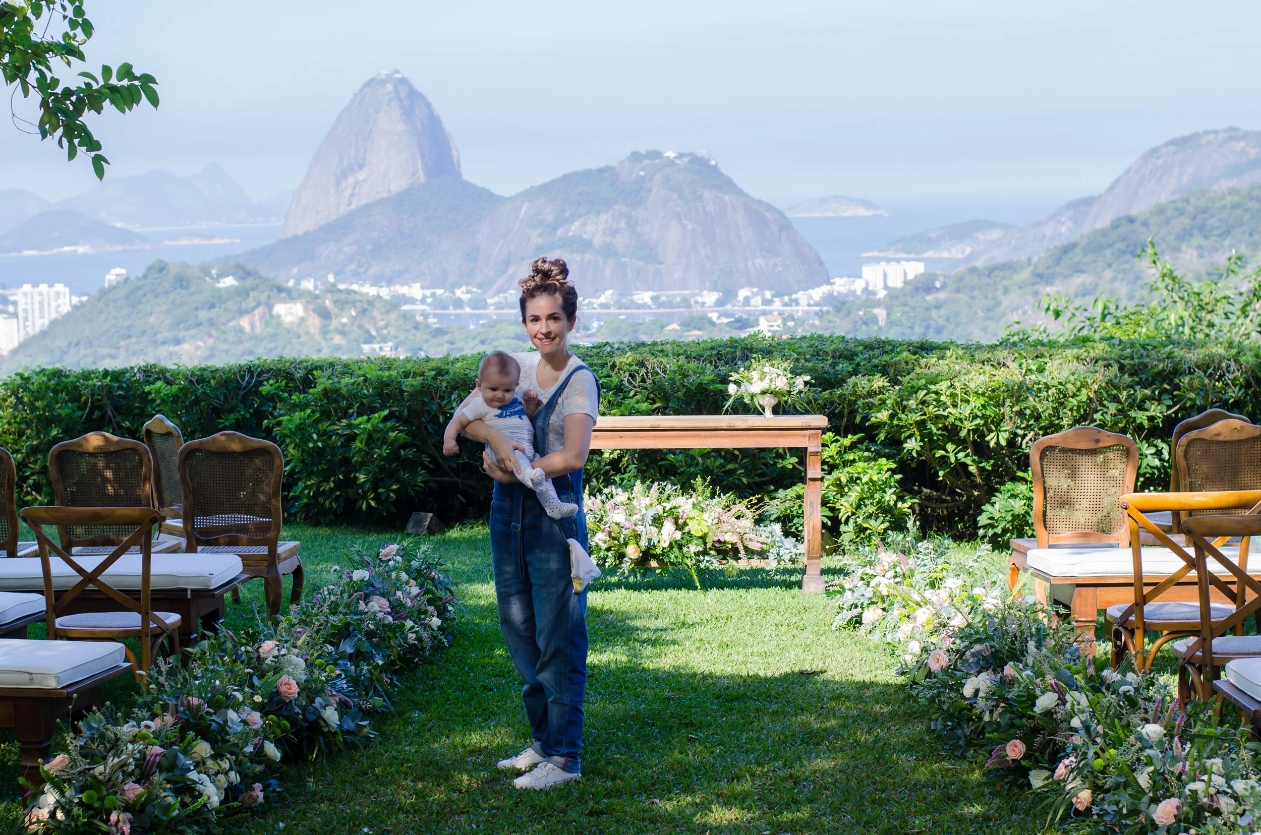 A decoradora também curte uma foto. E a bebê Betina estava encantada com as flores (como vocês podem ver).