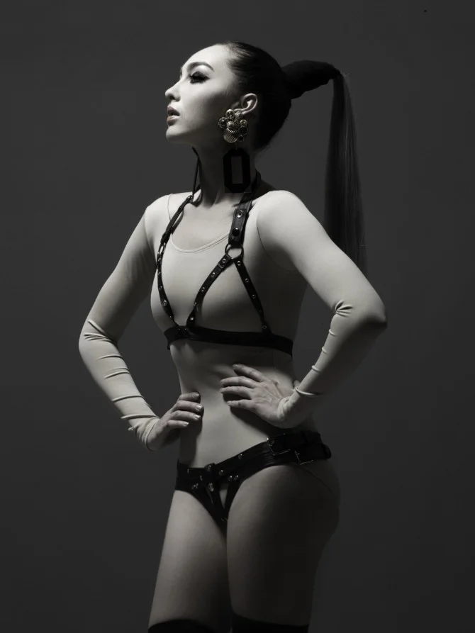  Makeup: Jérémy Kaikala - Hair: Elle Hoppenstadt - Styling: James Juarez - Photo: Robert Lynden 