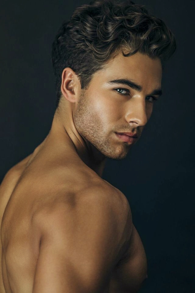 Grooming: Jeremy Kaikala - Photo: Samuel Ramirez - Model: Nic Palladino