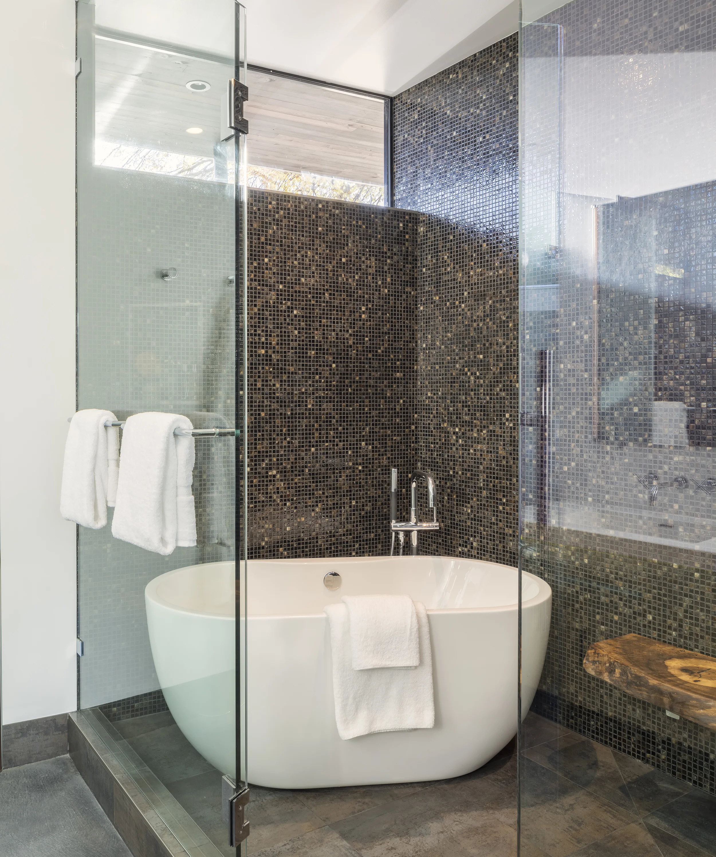 modern_home_interior_tub_shower_napa.jpg