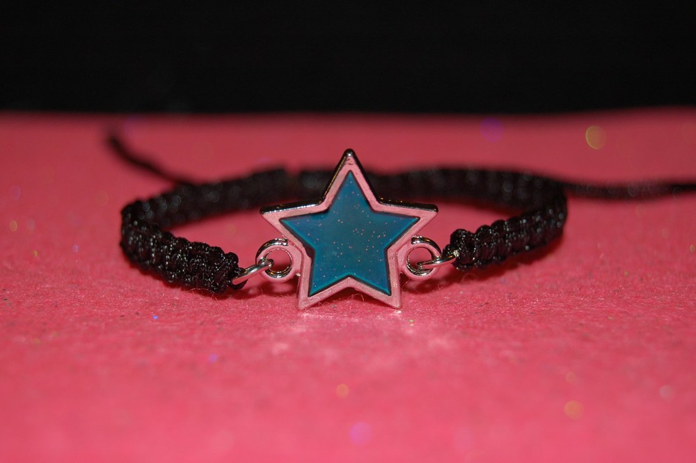 Sugar Coated Creations — Star Of The Show Mood Bracelet--Silver  Plated--Black or Pink--Braided Nylon Cord Slipknot Bracelet--15x15mm (A1Y)